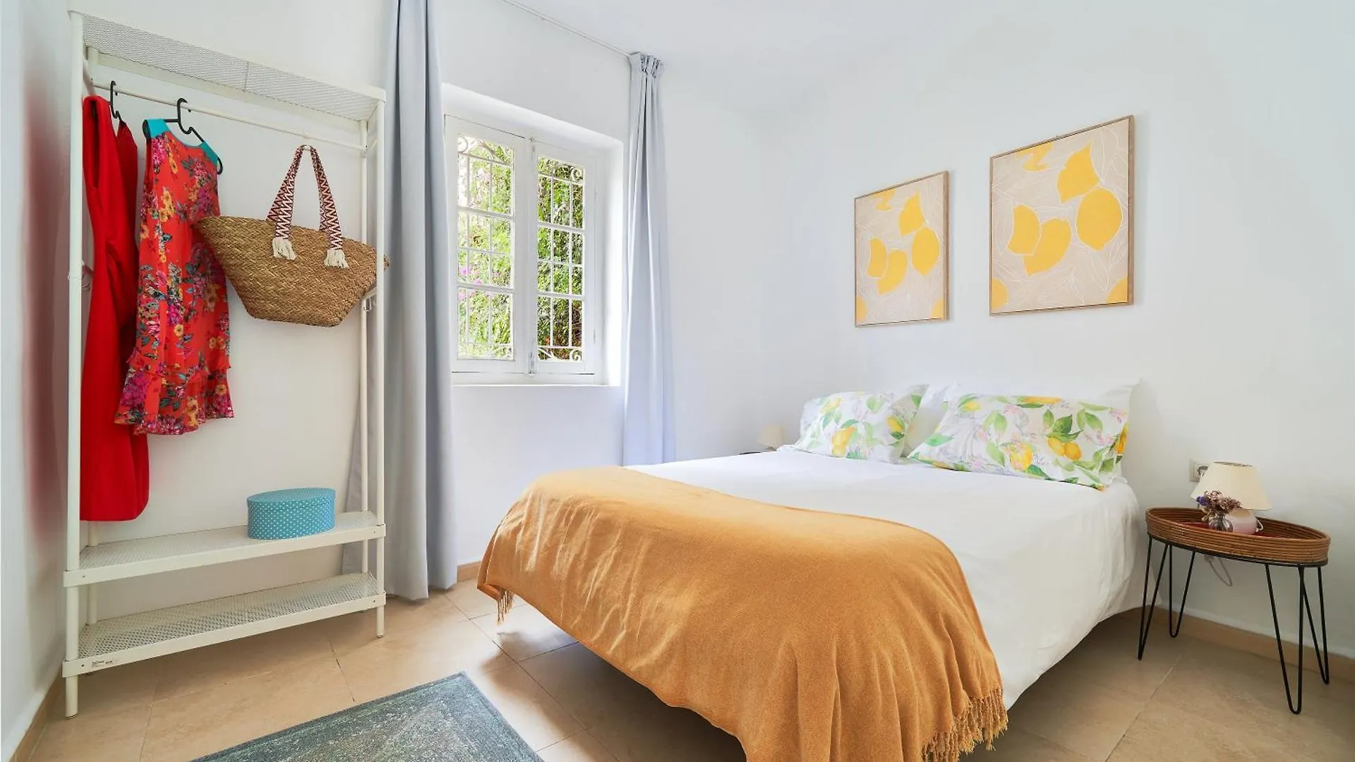 Villa Rosita Suites en Playa de la Malagueta con terraza Málaga España