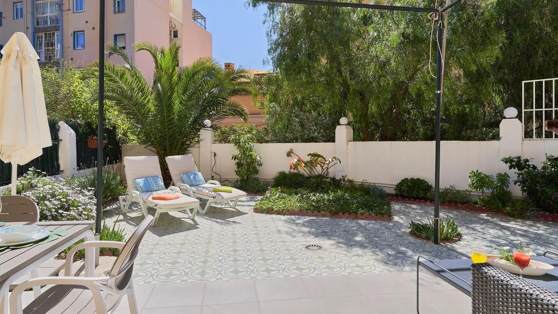 Villa Rosita Suites en Playa de la Malagueta con terraza Málaga España