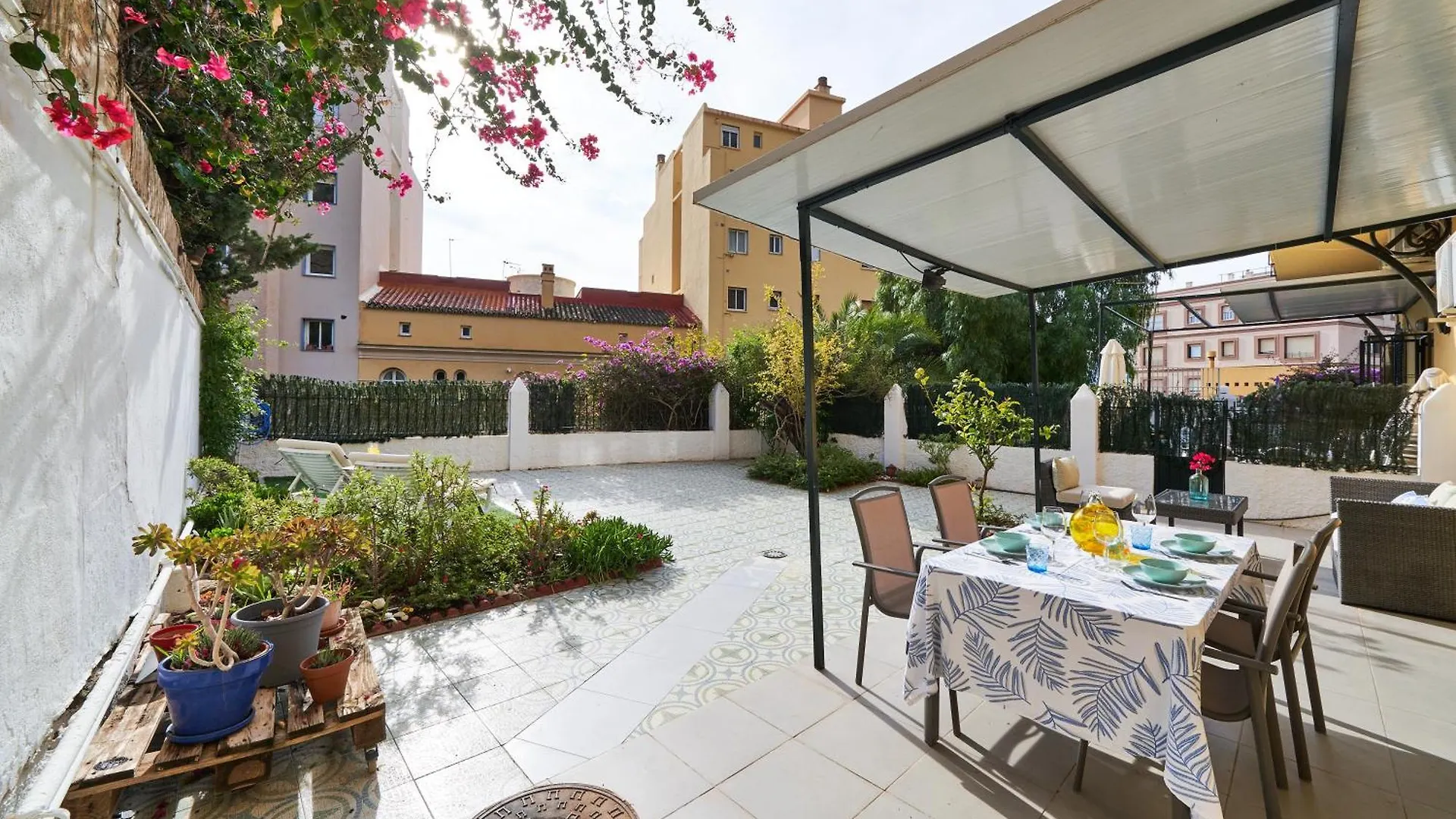 Villa Rosita Suites En Playa De La Malagueta Con Terraza Málaga