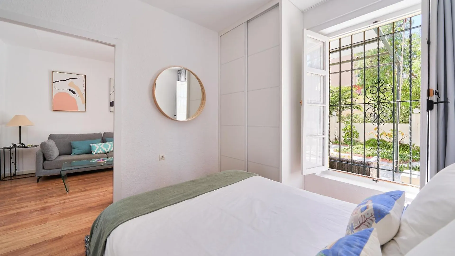 Villa Rosita Suites En Playa De La Malagueta Con Terraza Málaga